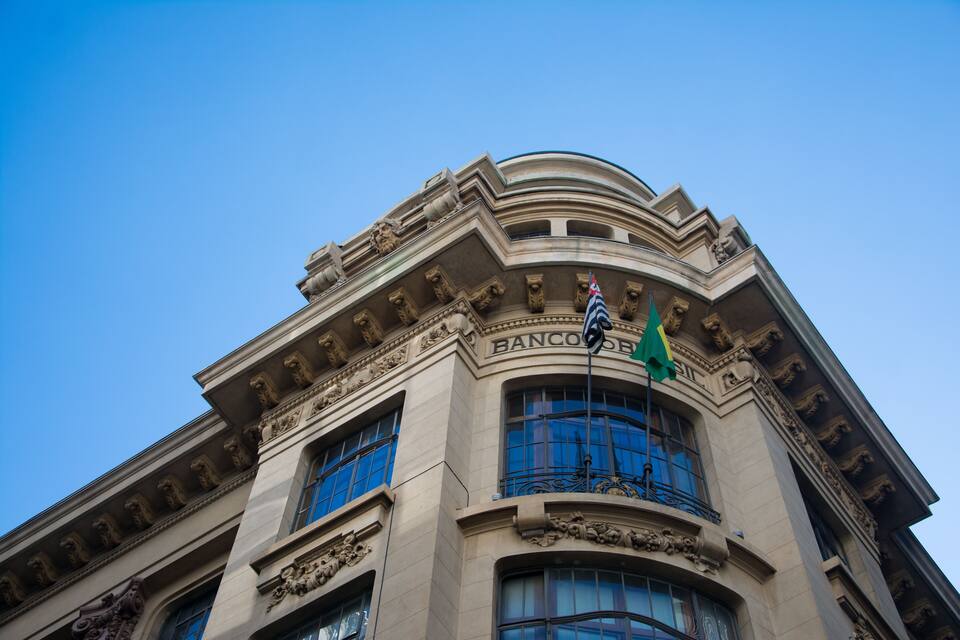 Un edificio histórico con detalles arquitectónicos ornamentales y banderas.