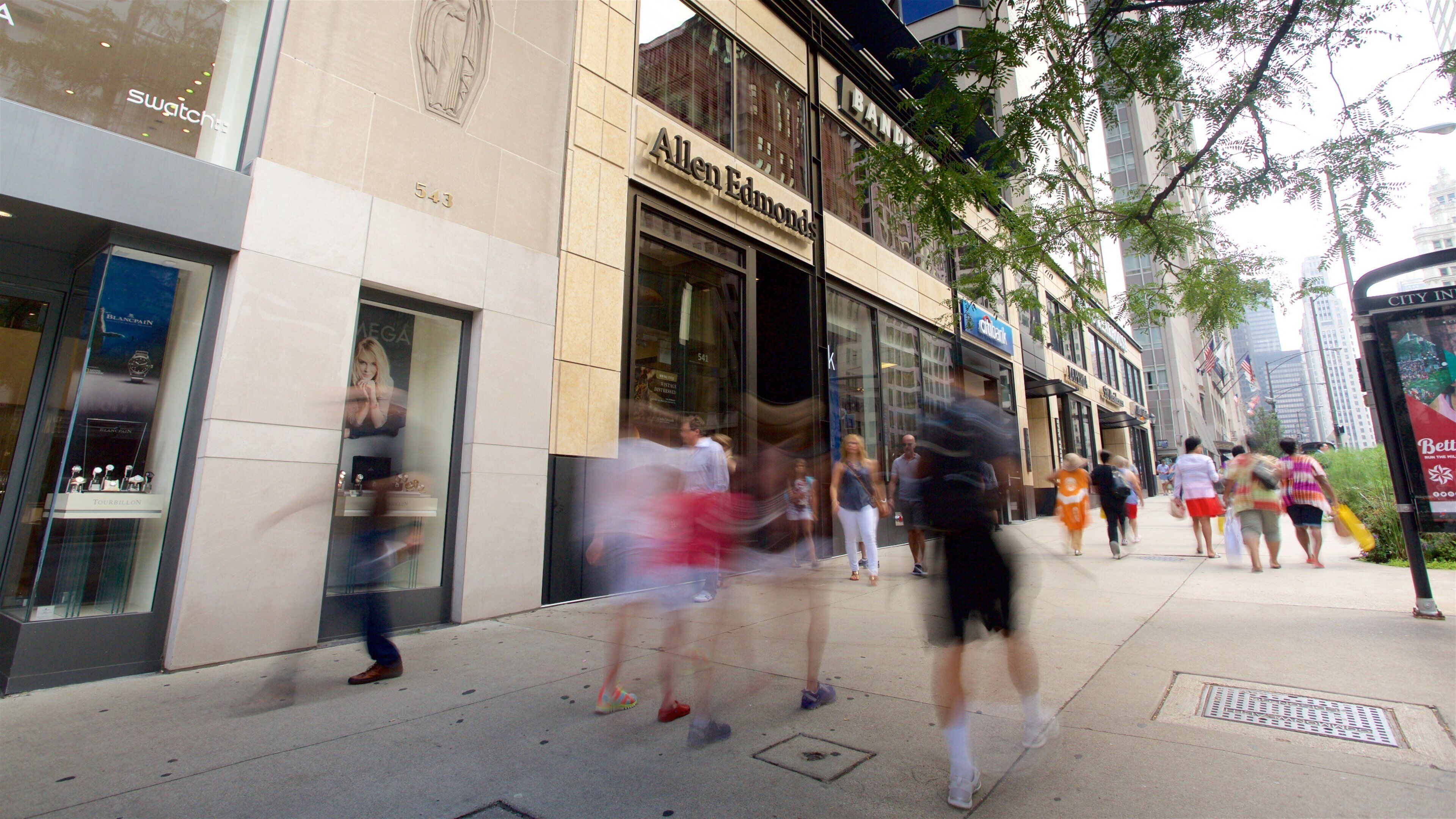 Shops at North Bridge bevat straten en ook een klein groepje mensen