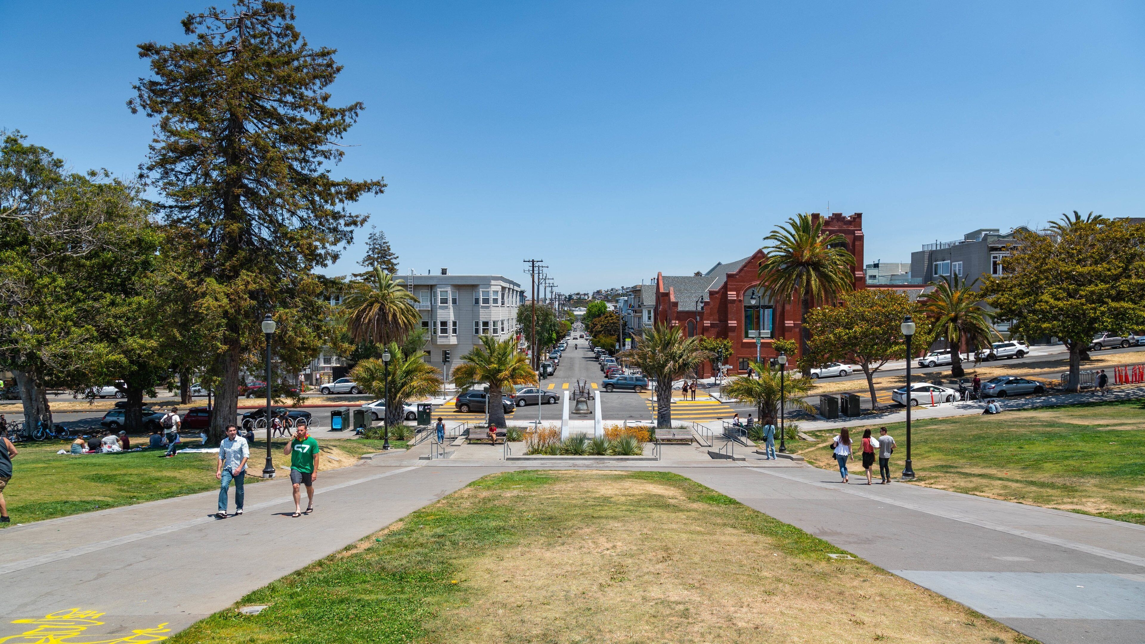 Mission Dolores Park showing a park