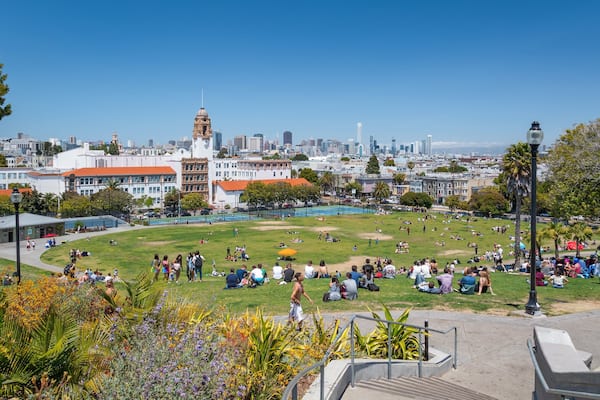 Mission Dolores Park which includes picnicing, a garden and landscape views