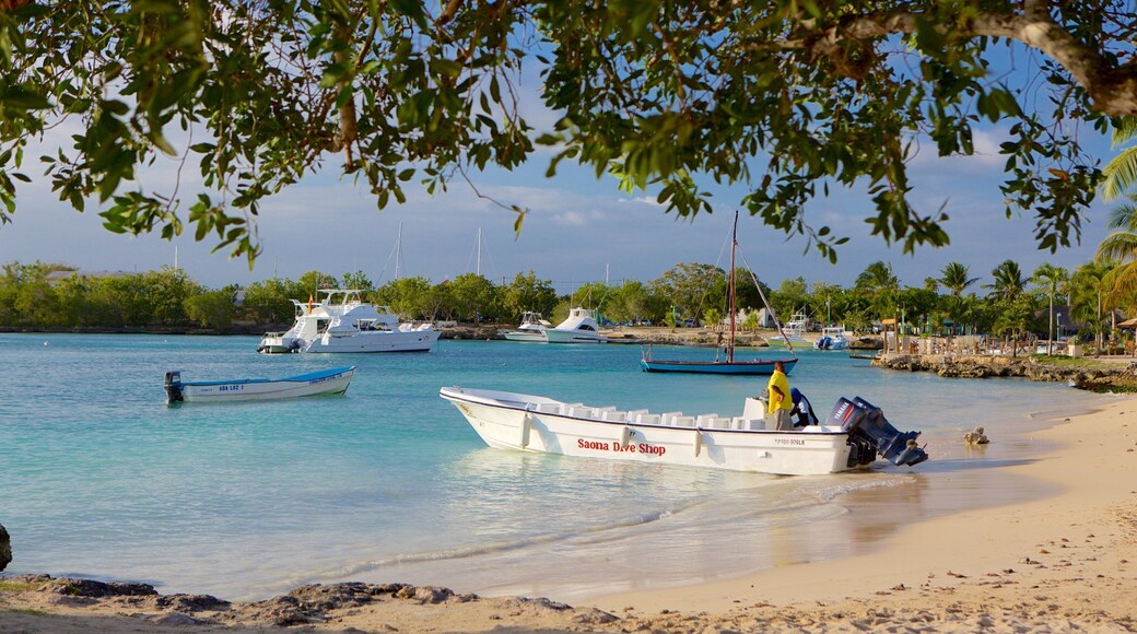 Plage de Bayahibe qui includes baie ou port et plage