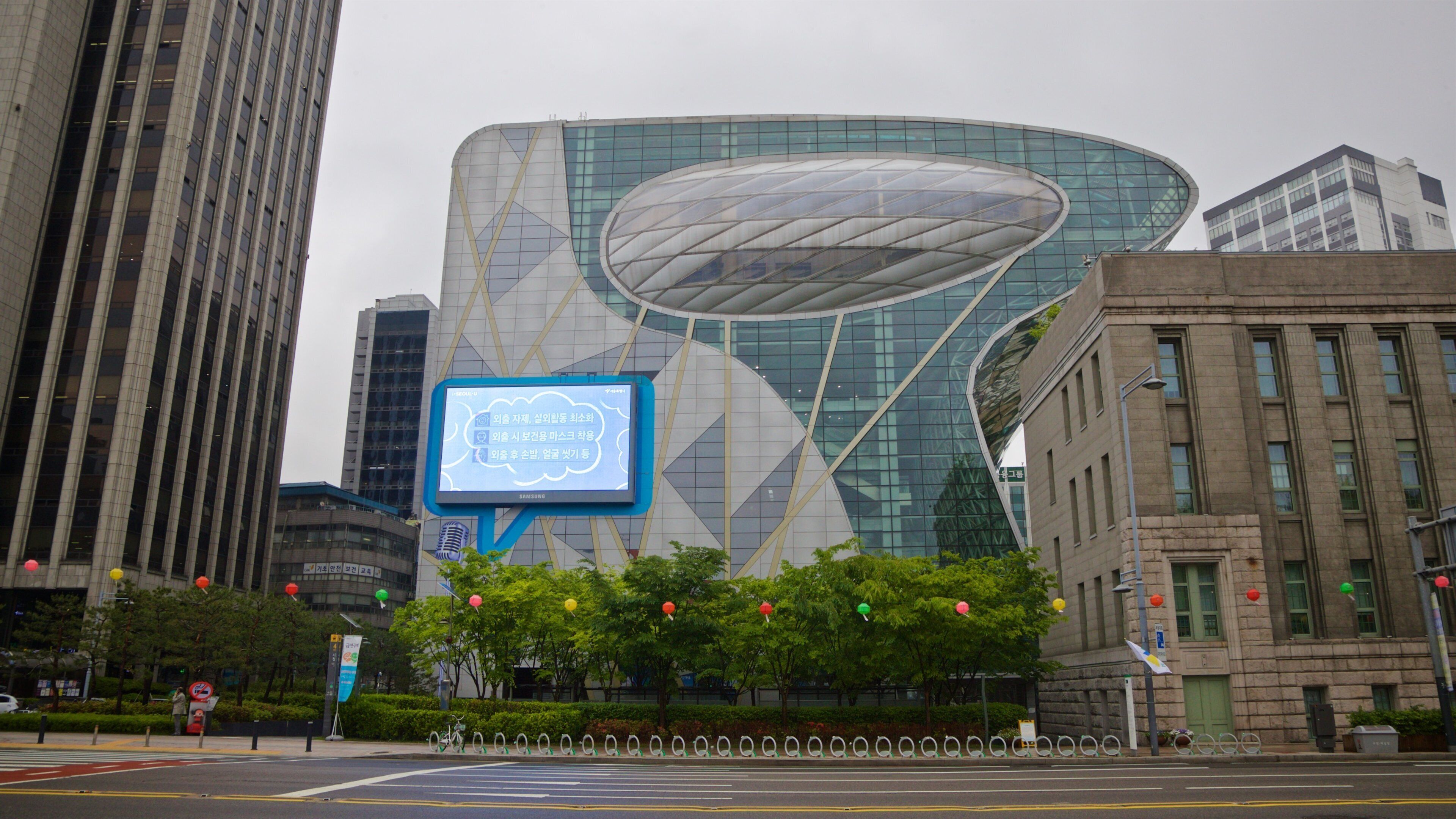 Seoul City Hall featuring a city and modern architecture
