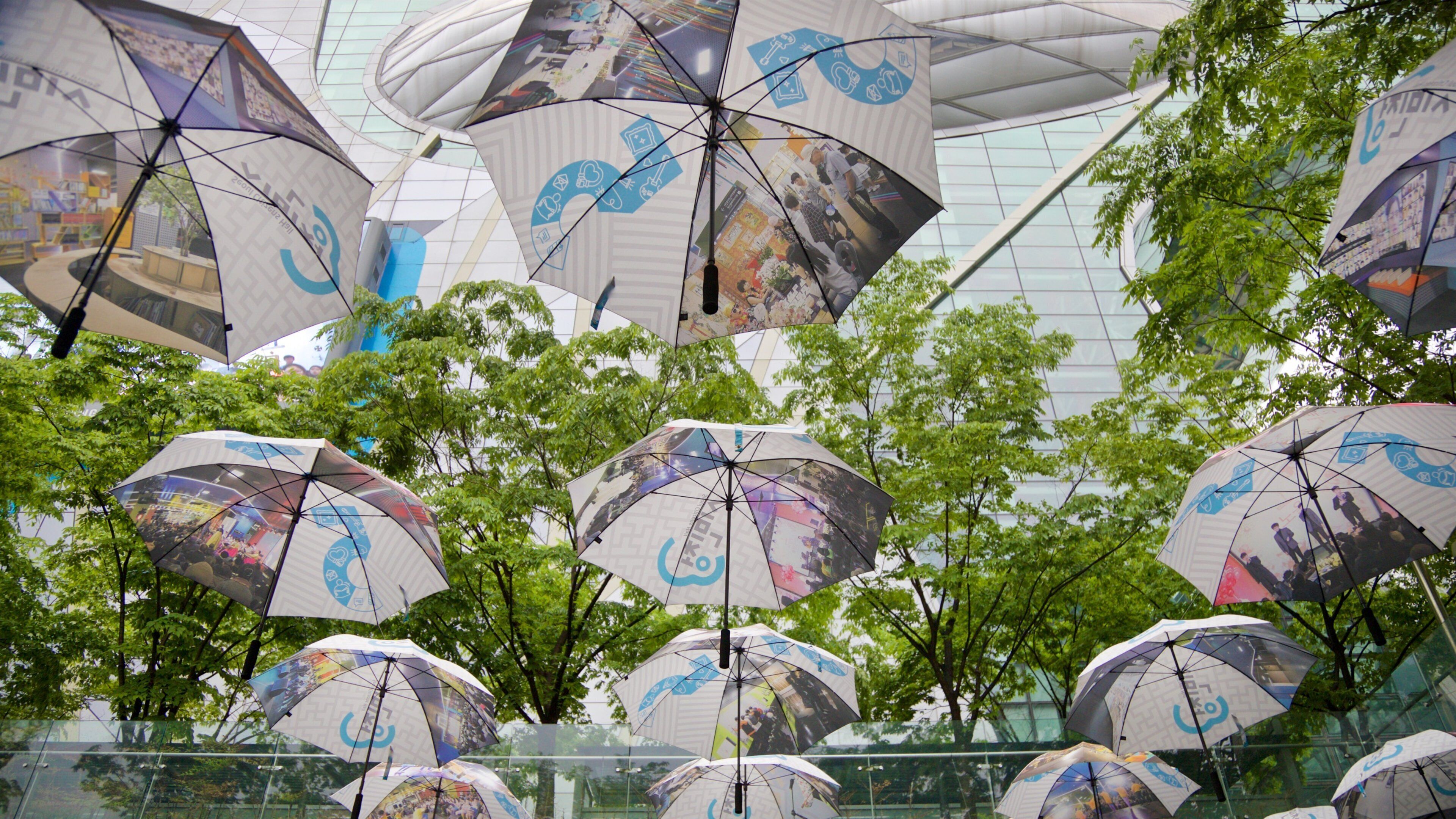 Seoul City Hall showing outdoor art