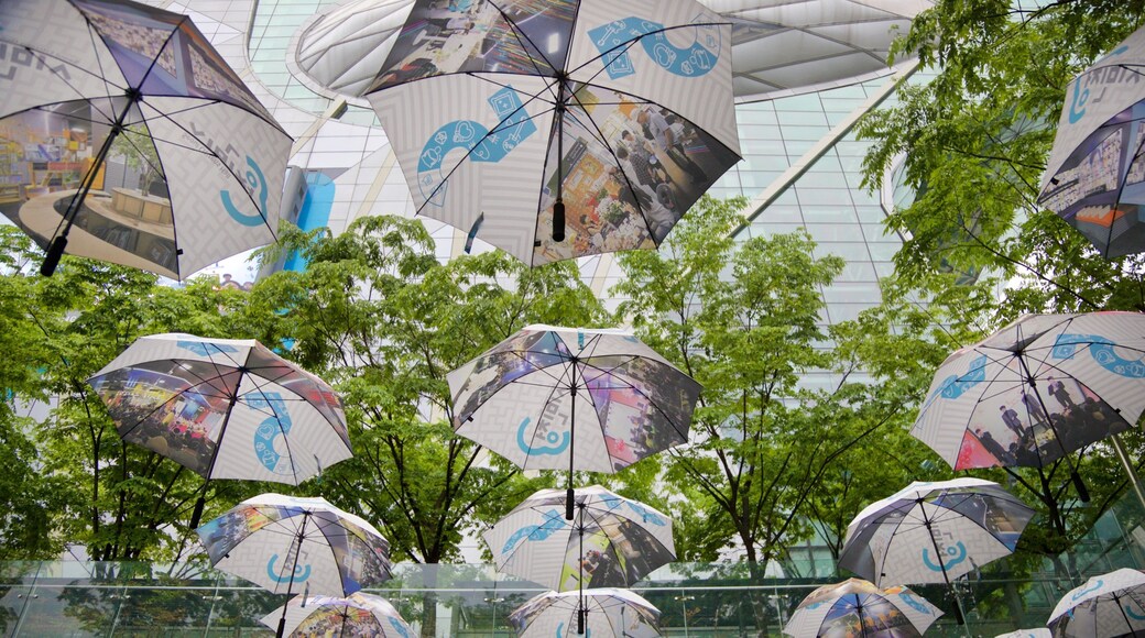 Seoul City Hall showing outdoor art