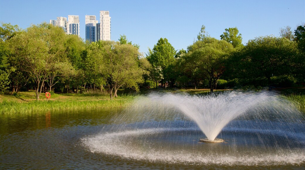 Fort de Séoul mettant en vedette fontaine, mare et gratte-ciel