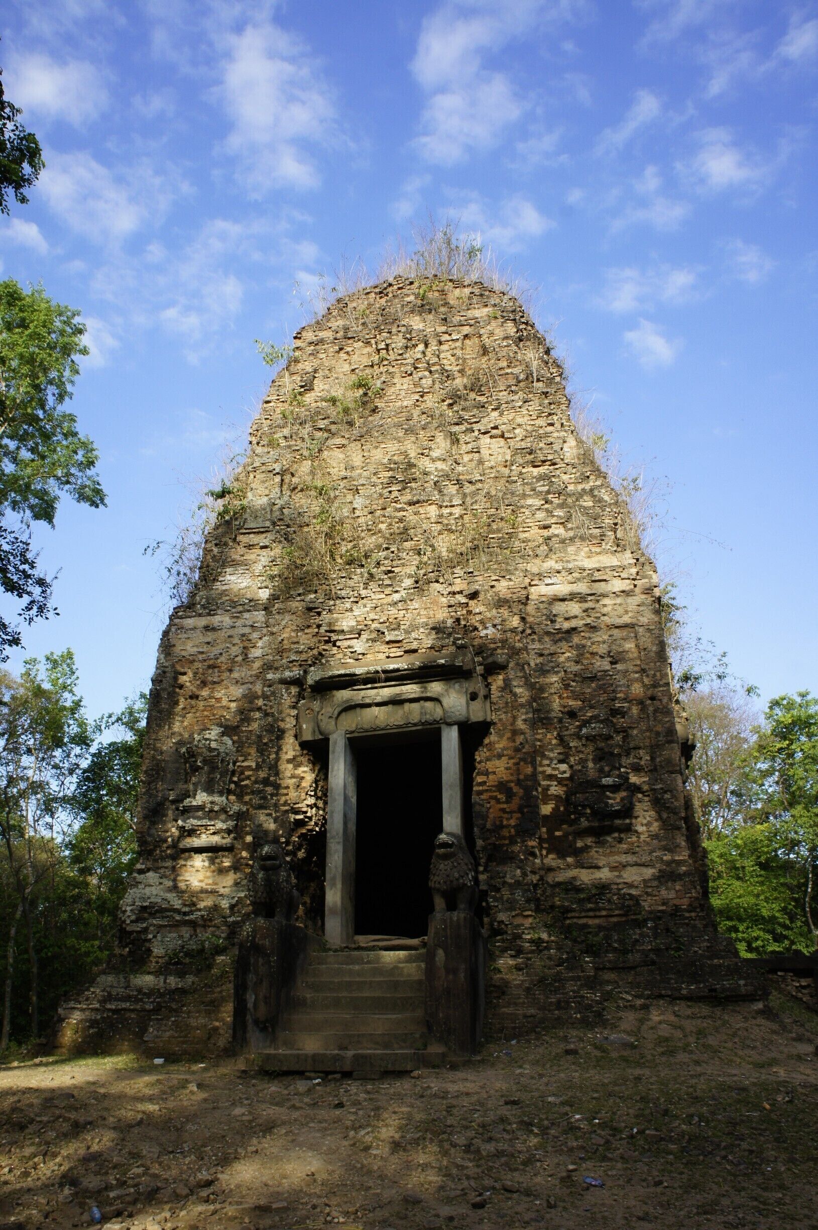 An ancient temple ruin in the outskirts of Kampong Thom. Here you will find many old temple ruins, without the crowds of tourists as in Siem Reap. A very relaxed and nice off the beaten path destination...

#ancient #temple #ruins #angkor #offthebeatenpath #localgem #architecture