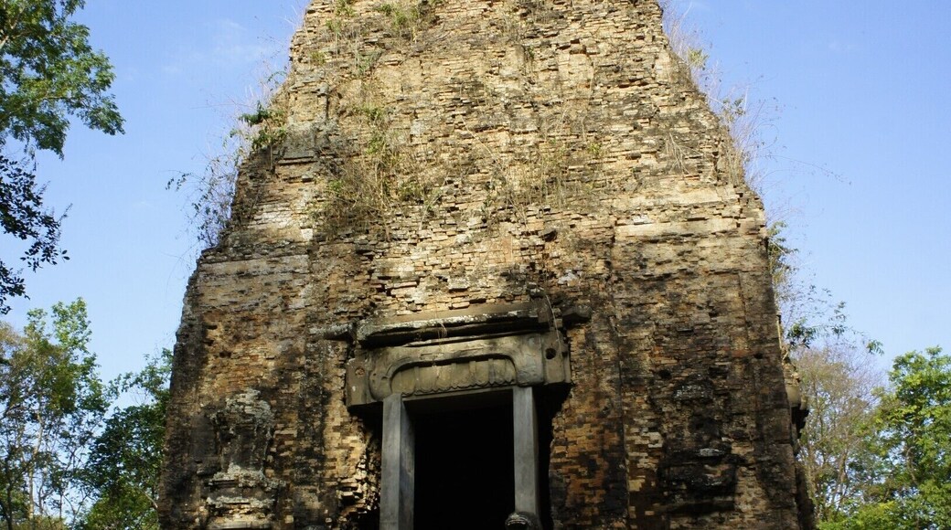 An ancient temple ruin in the outskirts of Kampong Thom. Here you will find many old temple ruins, without the crowds of tourists as in Siem Reap. A very relaxed and nice off the beaten path destination...
#ancient #temple #ruins #angkor #offthebeatenpath #localgem #architecture