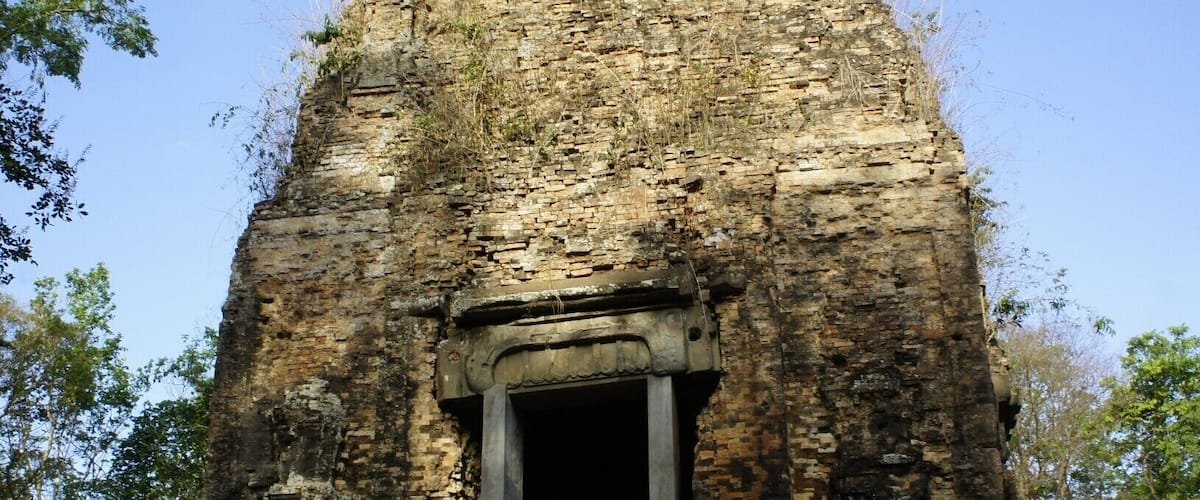 An ancient temple ruin in the outskirts of Kampong Thom. Here you will find many old temple ruins, without the crowds of tourists as in Siem Reap. A very relaxed and nice off the beaten path destination...
#ancient #temple #ruins #angkor #offthebeatenpath #localgem #architecture
