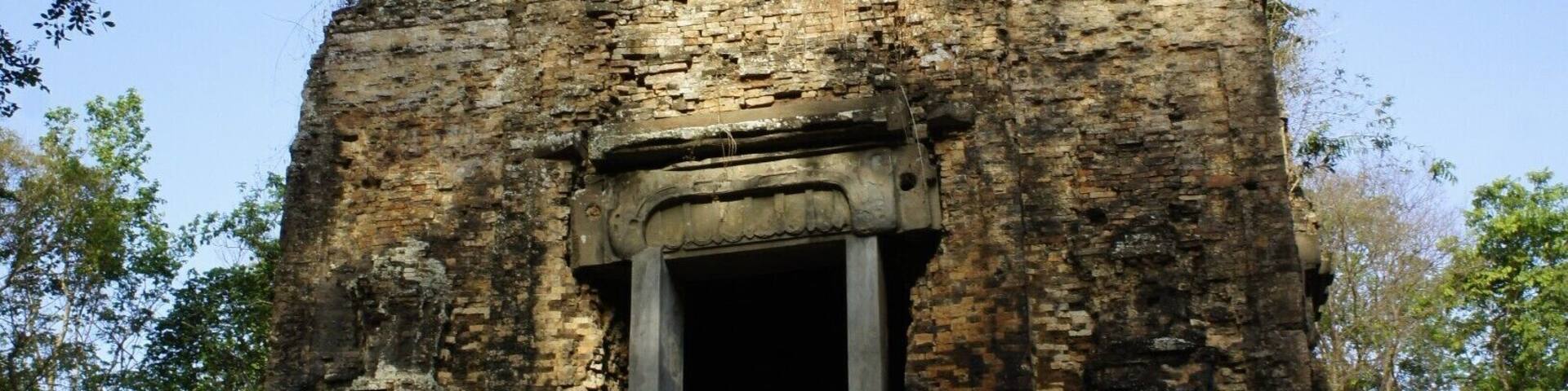 An ancient temple ruin in the outskirts of Kampong Thom. Here you will find many old temple ruins, without the crowds of tourists as in Siem Reap. A very relaxed and nice off the beaten path destination...
#ancient #temple #ruins #angkor #offthebeatenpath #localgem #architecture