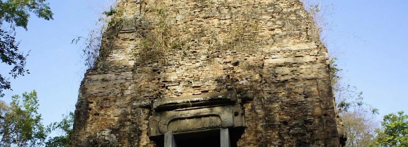 An ancient temple ruin in the outskirts of Kampong Thom. Here you will find many old temple ruins, without the crowds of tourists as in Siem Reap. A very relaxed and nice off the beaten path destination...
#ancient #temple #ruins #angkor #offthebeatenpath #localgem #architecture