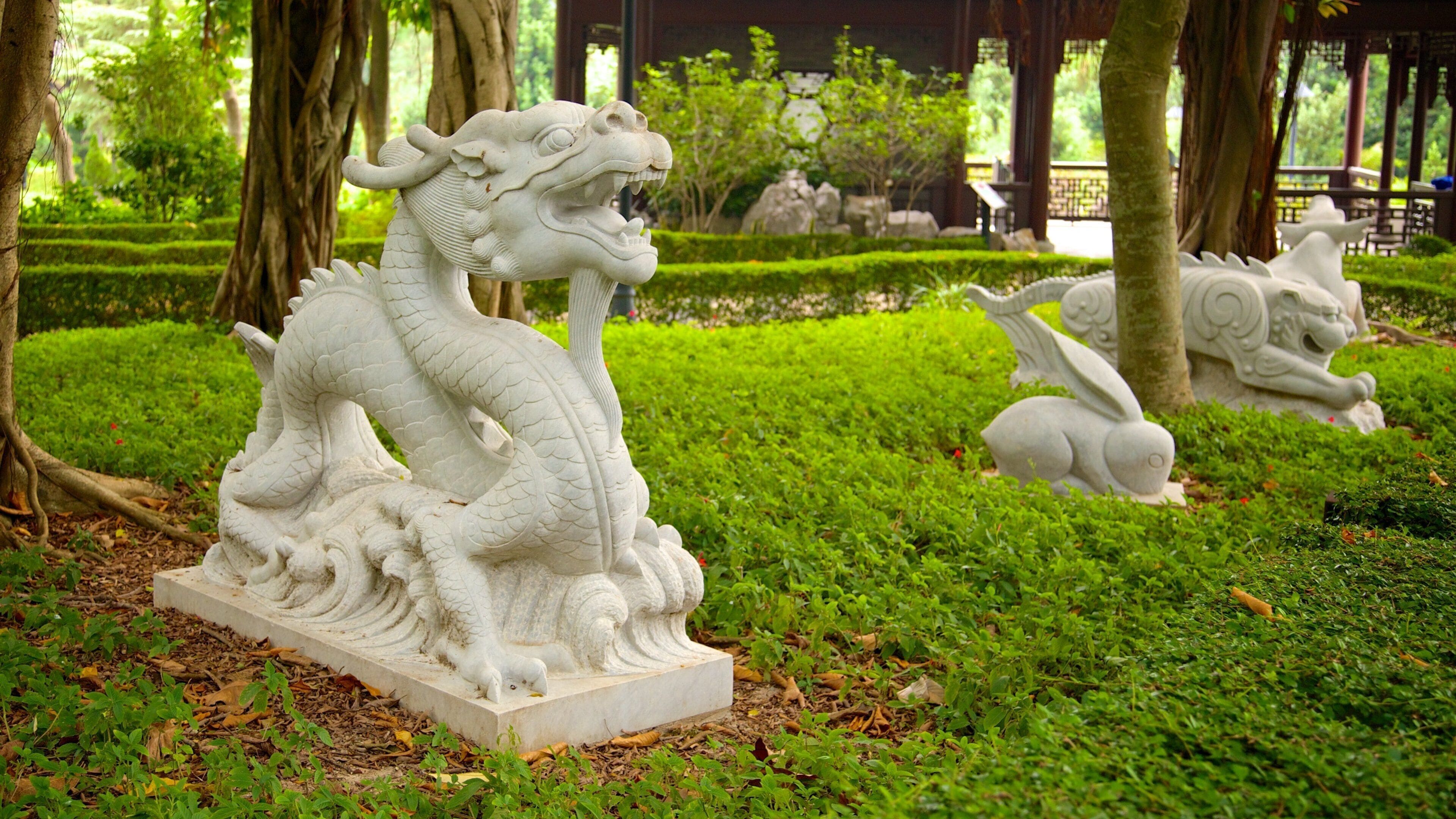 Kowloon Walled City Park som visar en staty eller skulptur och en trädgård