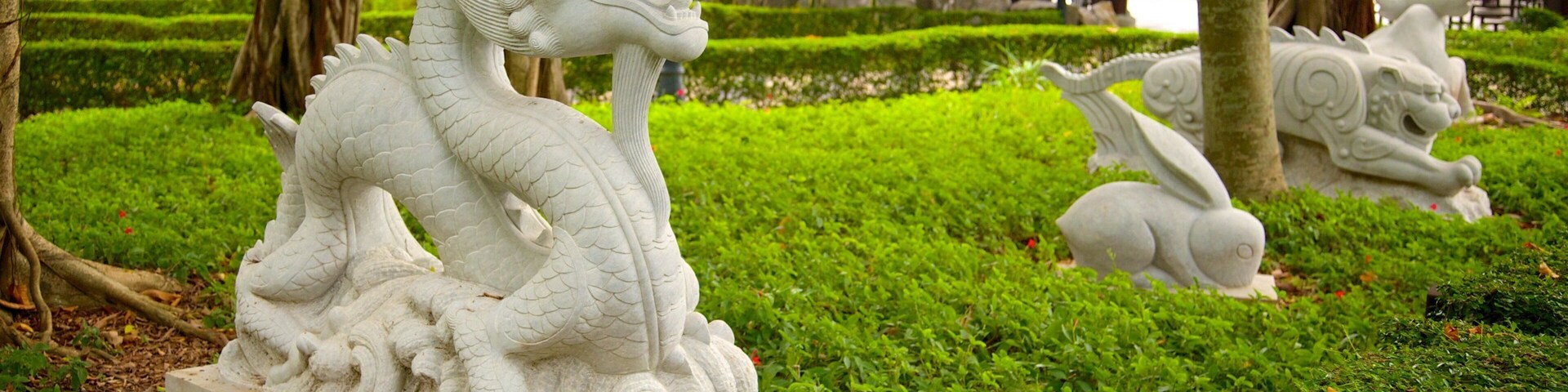 Kowloon Walled City Park showing a statue or sculpture and a park