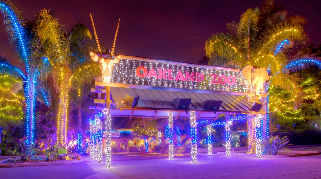 Oakland Zoo que inclui sinalização, animais de zoológico e cenas noturnas