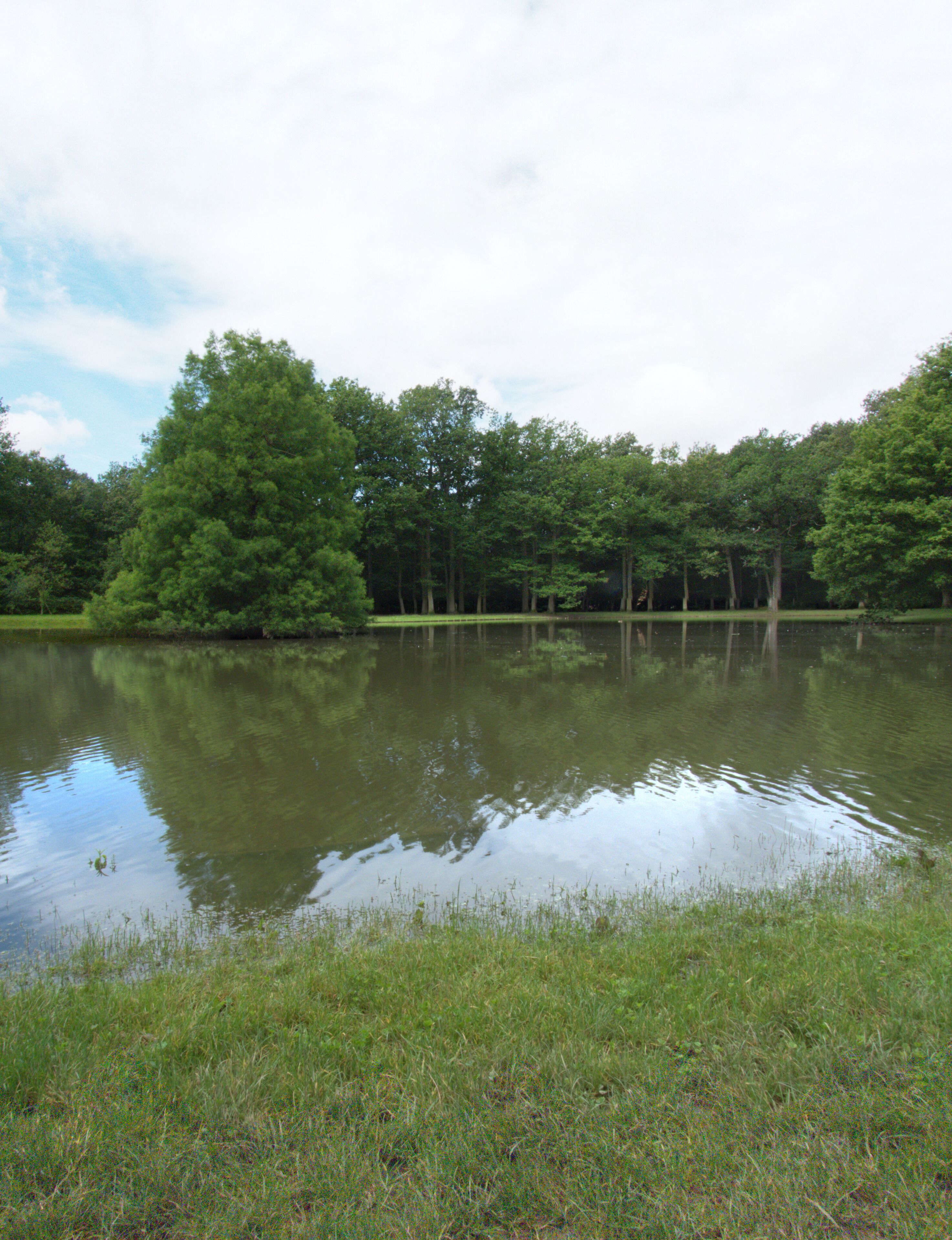 Lagoa de Gretz-Armainvilliers cheia de agua