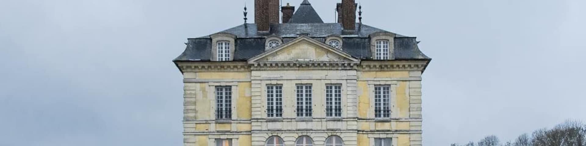 This building is classé au titre des Monuments Historiques. It is indexed in the Base Mérimée, a database of architectural heritage maintained by the French Ministry of Culture, under the references PA00079897 and PA00079926 .