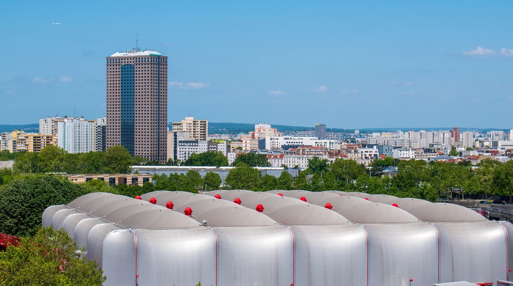 Vue sur le Zénith, la tour Eurasia et la ville d'Aubervilliers à proximité de Paris, France