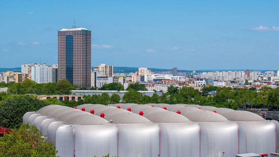 Vue sur le Zénith, la tour Eurasia et la ville d'Aubervilliers à proximité de Paris, France