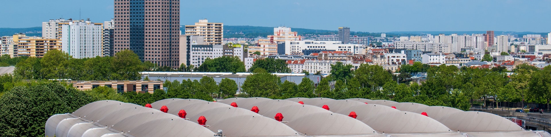 Vue sur le Zénith, la tour Eurasia et la ville d'Aubervilliers à proximité de Paris, France