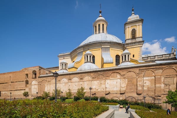 Royal Basilica of San Francisco el Grande showing a garden and heritage architecture