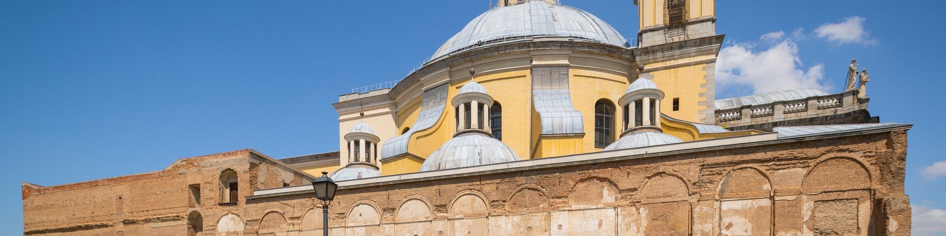 Royal Basilica of San Francisco el Grande showing a garden and heritage architecture