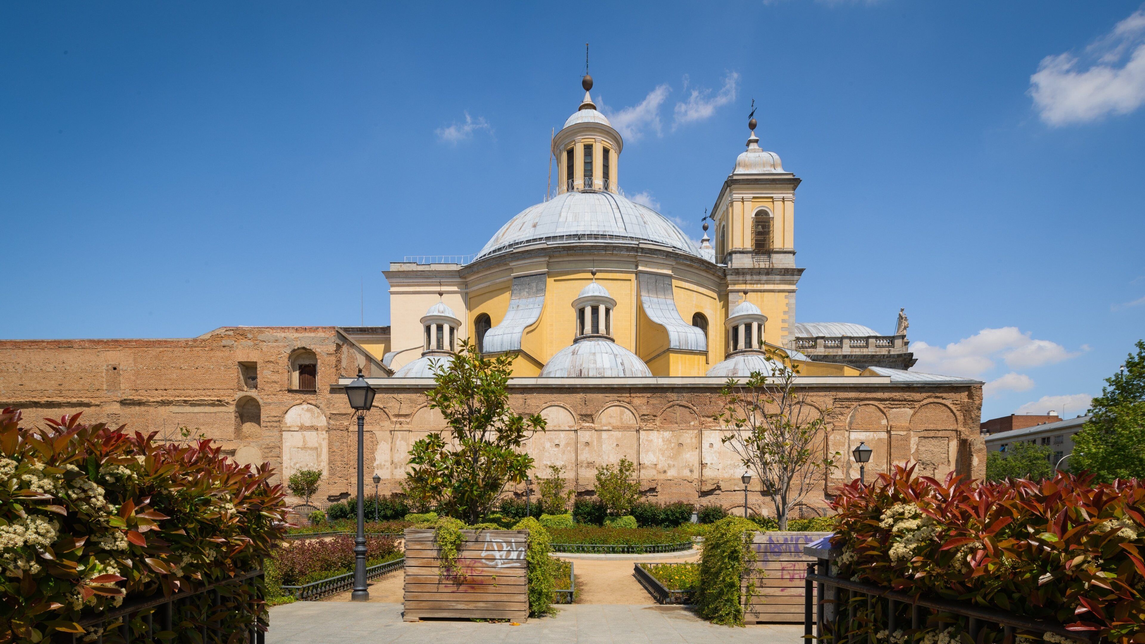 Royal Basilica of San Francisco el Grande showing a church or cathedral, a garden and heritage architecture