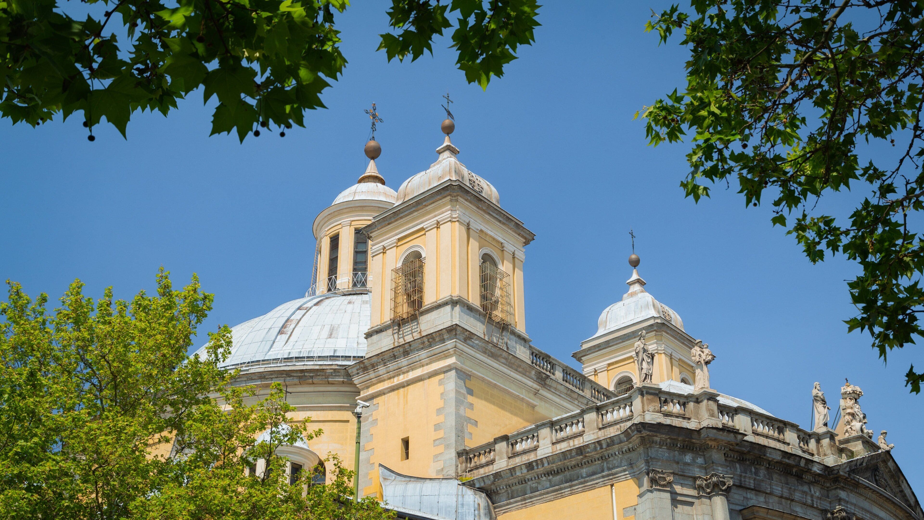 Royal Basilica of San Francisco el Grande which includes a church or cathedral and heritage architecture