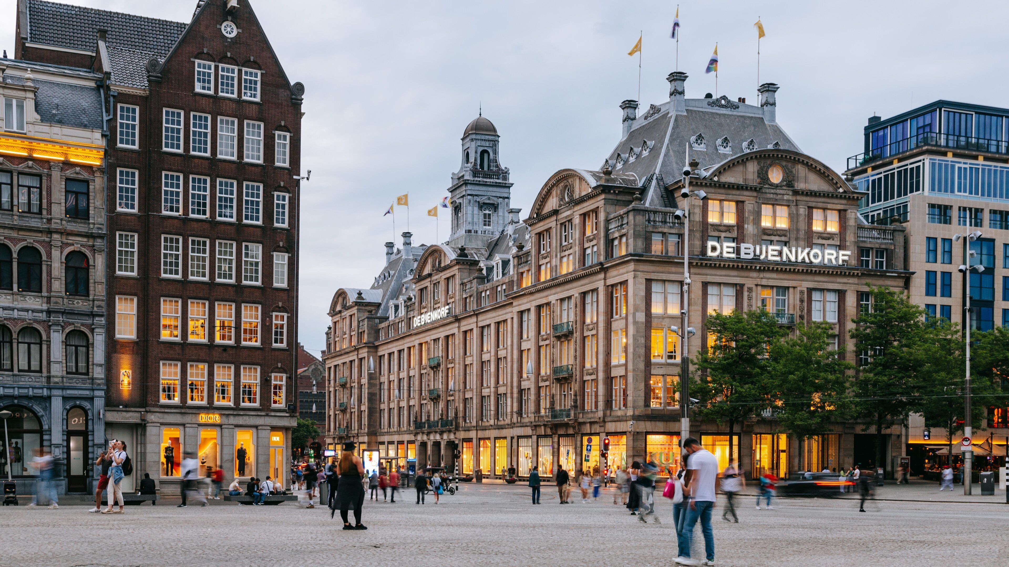 Old Town Amsterdam which includes heritage architecture, street scenes and a square or plaza