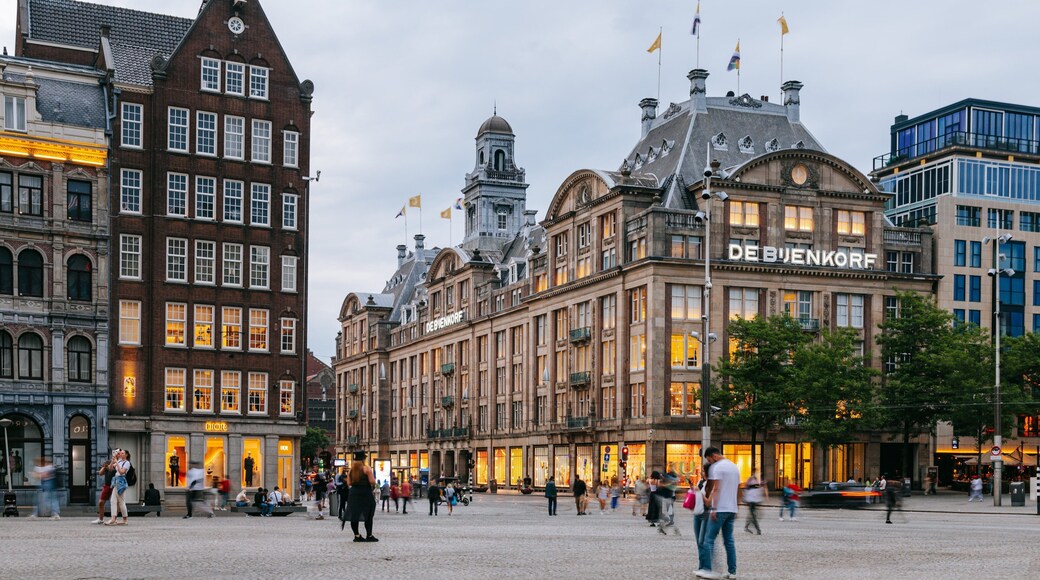 Old Town Amsterdam which includes heritage architecture, street scenes and a square or plaza