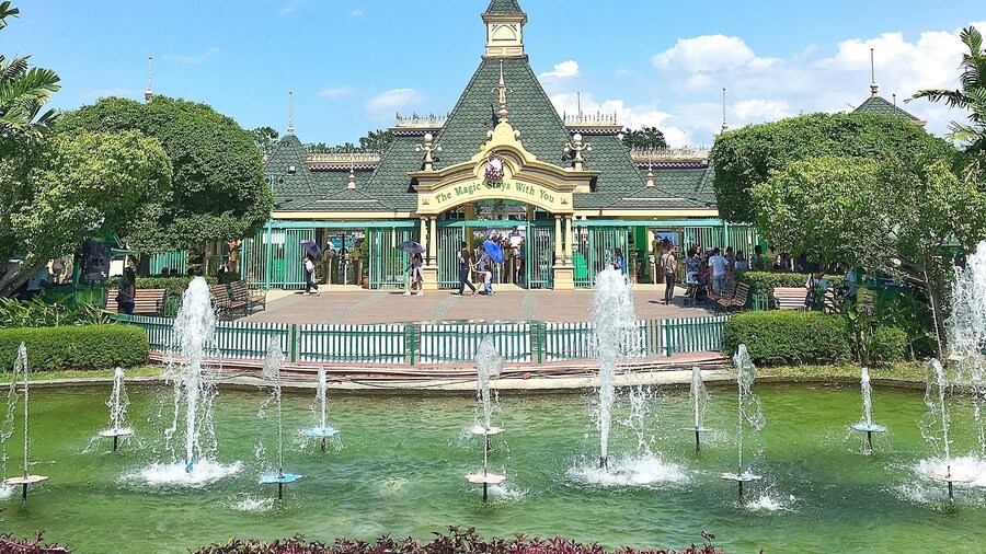 Enchanted Kingdom is a local theme park in the Sta. Rosa Laguna, Philippines. It can be reach via the South Luzon Expressway. The park is consists of different zones like Victoria Park, Portabello, Boulderville, Midway Boardwalk, Brooklyn Place, Spaceport and Jungle Outpost. Must try rides are Anchor's Away, Space Shuttle, Rio Grande, EKstreme and Disk O Magic. #Blue