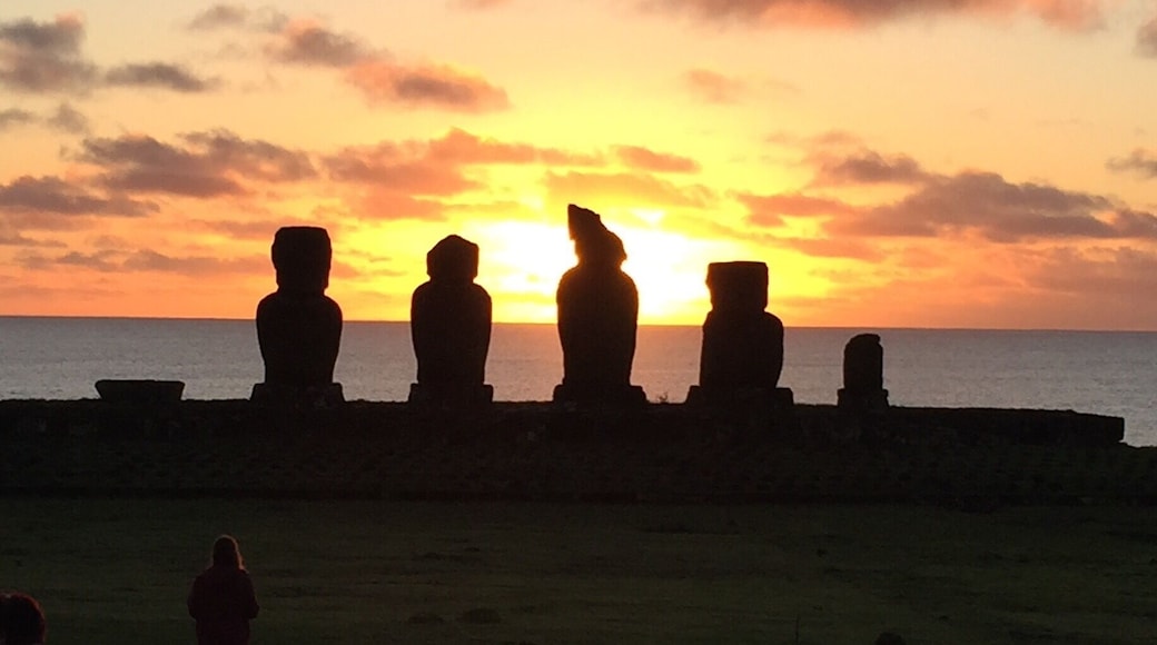 The best thing to do once in Easter Island is definitely to watch the sunset in Tahaï. So amazing to watch sunset while you have the impression that the Moaï 🗿 are staring at you and try to say something...
#beachbound