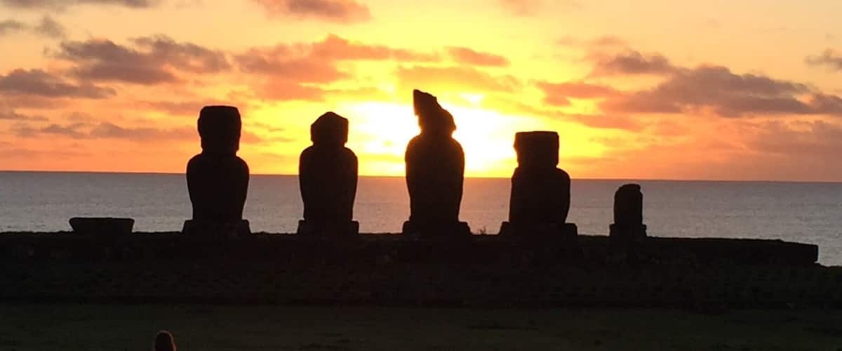 The best thing to do once in Easter Island is definitely to watch the sunset in TahaĂŻ. So amazing to watch sunset while you have the impression that the MoaĂŻ đż are staring at you and try to say something...
#beachbound