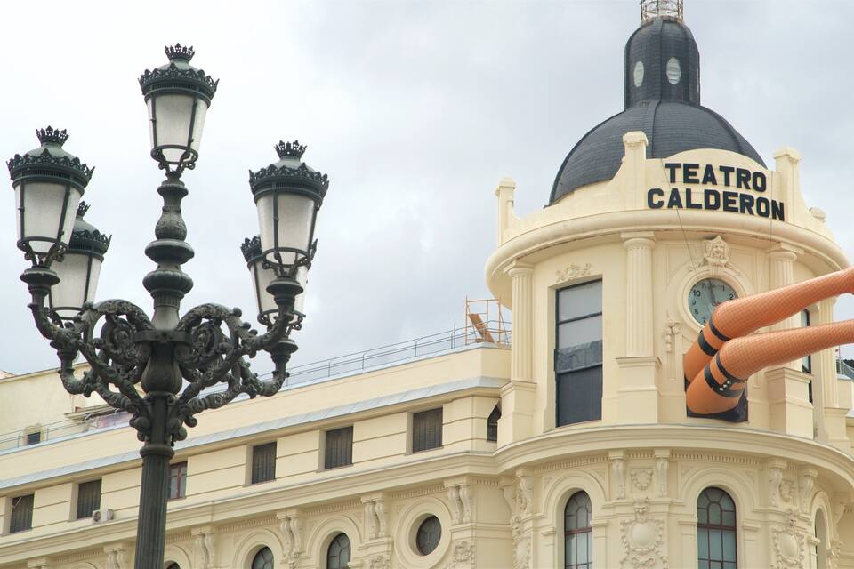 Un edificio con farolas ornamentales y un letrero que dice "TEATRO CALDERON".