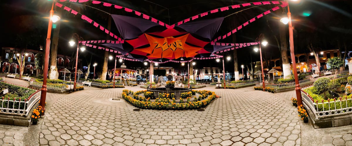 Decoración nocturna del parque central del día de Muertos en Huauchinango, Puebla, México.