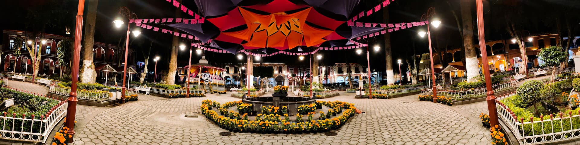 Decoración nocturna del parque central del día de Muertos en Huauchinango, Puebla, México.