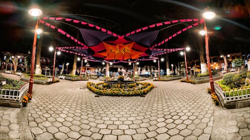 Decoración nocturna del parque central del día de Muertos en Huauchinango, Puebla, México.