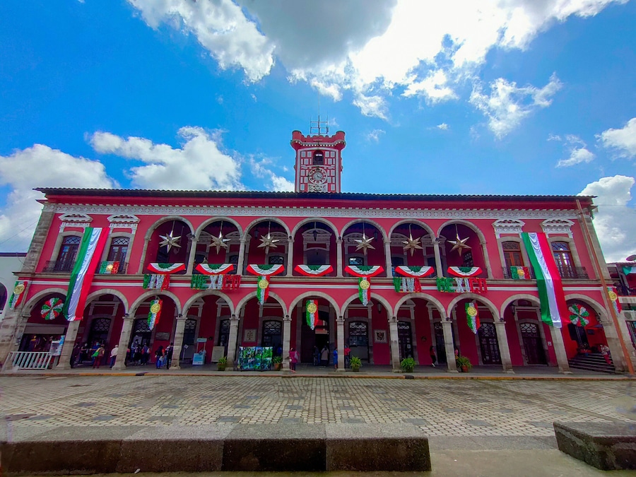 Presidencia Municipal de Huauchinango, Puebla, México.
Adornada conforme a las fiestas patrias del 15 de septiembre.