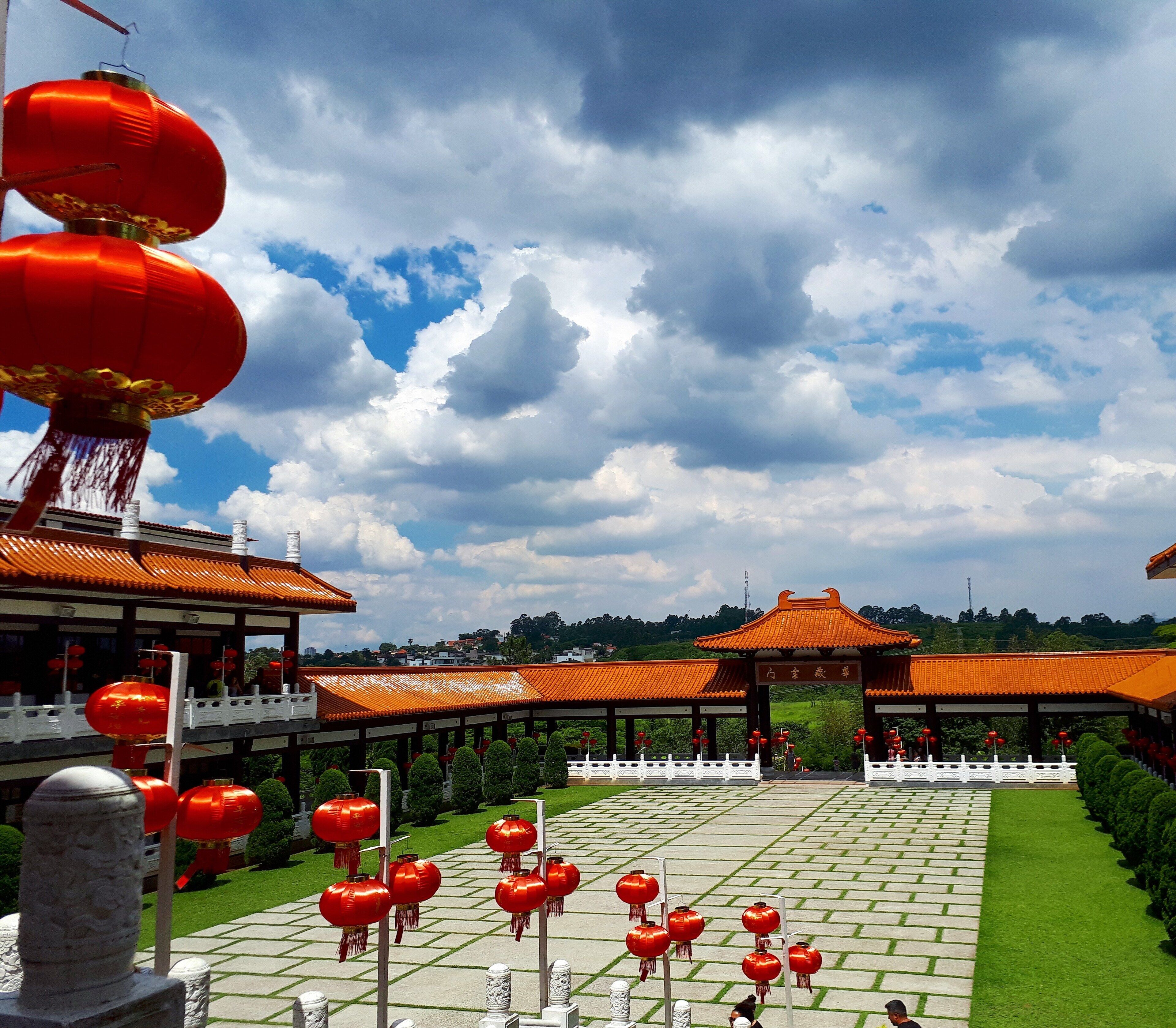 The largest budhist temple in Latin America is located in Sao Paulo countryside, among a preserved area and surrounded by gardens wuith giant bamboo trees 