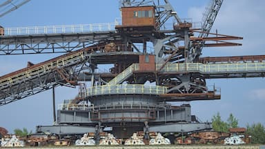 Ferropolis - die Stadt aus Eisen. Früherer Tagebau, heute Museum und Festivalgelände.
Ferropolis - the Iron City. Former open-cast mining, today a museum and festival area.