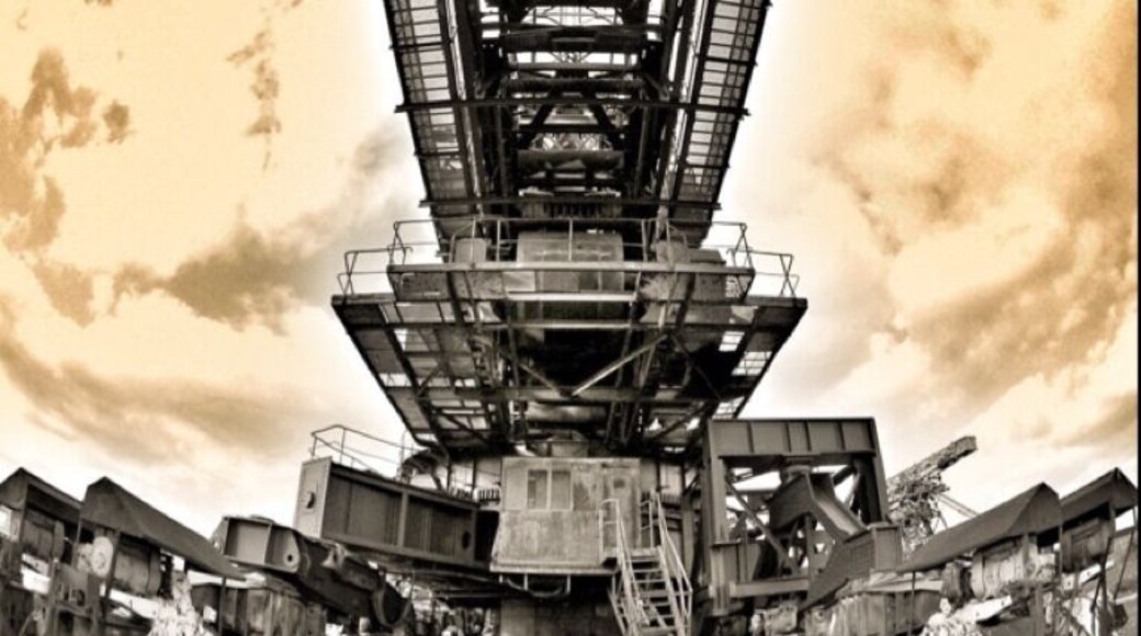 Five disused bucket wheel excavators and continuous bucket dredgers as well as stackers, each up to 130 meters long and 30 meters high, are located on a peninsula in the lake Gremmin: in a whole 7000 tonnes of industrial history.
Once, here was the central office of the brown coal open mine Golpa-Nord, which was flooded in the meantime. Until 1991 brown coal had been extracted around the peninsula. Then the open mines’ giant equipment – monuments of the machine age- should have been scrapped.
FERROPOLIS is a living museum abuzz with fitting scenery for concerts and events.