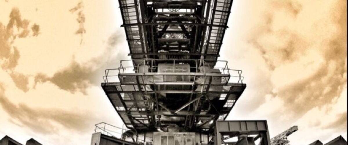 Five disused bucket wheel excavators and continuous bucket dredgers as well as stackers, each up to 130 meters long and 30 meters high, are located on a peninsula in the lake Gremmin: in a whole 7000 tonnes of industrial history.
Once, here was the central office of the brown coal open mine Golpa-Nord, which was flooded in the meantime. Until 1991 brown coal had been extracted around the peninsula. Then the open mines’ giant equipment – monuments of the machine age- should have been scrapped.
FERROPOLIS is a living museum abuzz with fitting scenery for concerts and events.