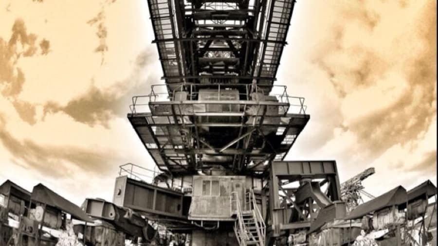 Five disused bucket wheel excavators and continuous bucket dredgers as well as stackers, each up to 130 meters long and 30 meters high, are located on a peninsula in the lake Gremmin: in a whole 7000 tonnes of industrial history.
Once, here was the central office of the brown coal open mine Golpa-Nord, which was flooded in the meantime. Until 1991 brown coal had been extracted around the peninsula. Then the open mines’ giant equipment – monuments of the machine age- should have been scrapped.
FERROPOLIS is a living museum abuzz with fitting scenery for concerts and events.