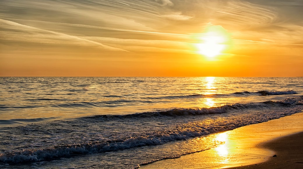 Seascape, waves and horizon