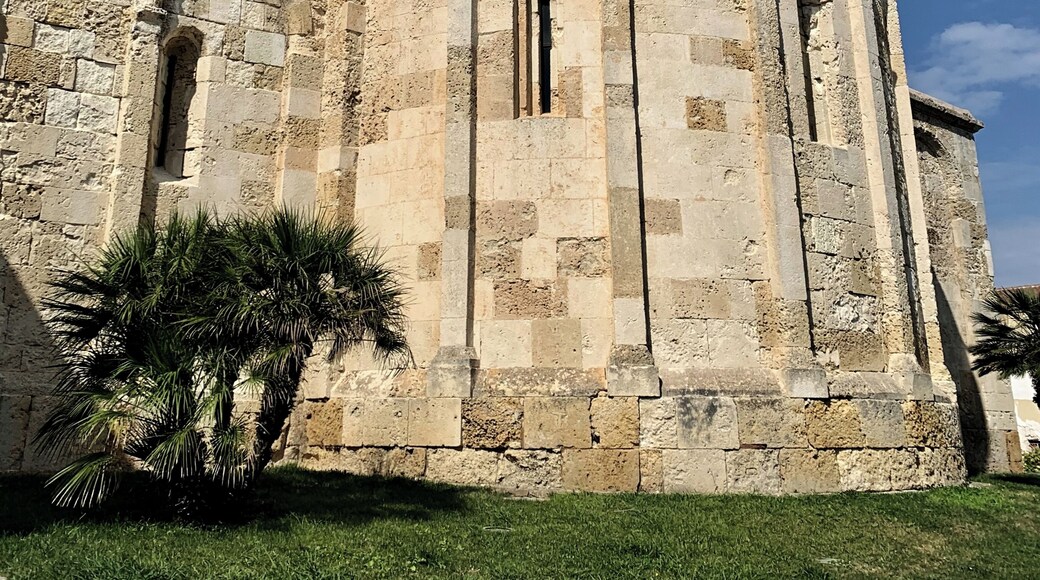 #PortoTorres #Sardinia #Sardenha #Gavino #Basilica
St. Gavino's Basilica is the largest Romanesque church in Sardinia. It is located in Porto Torres and was built between 1030 and 1080. Restoration work in the 15th century introduced Catalan-Gothic elements. The basilica is dedicated to the local holy martyrs Gavino, Proto and Gianuario whose relics are in the 17th century crypt.
A Basílica de São Gavino é a maior igreja Românica da Sardenha. Fica em Porto Torres e foi construída entre 1030 e 1080. Obras de restauração no século XV introduziram elementos catalães-góticos. A basílica é dedicada aos santos mártires locais Gavino, Proto e Gianuario cujas relíquias se encontram na cripta do século XVII.