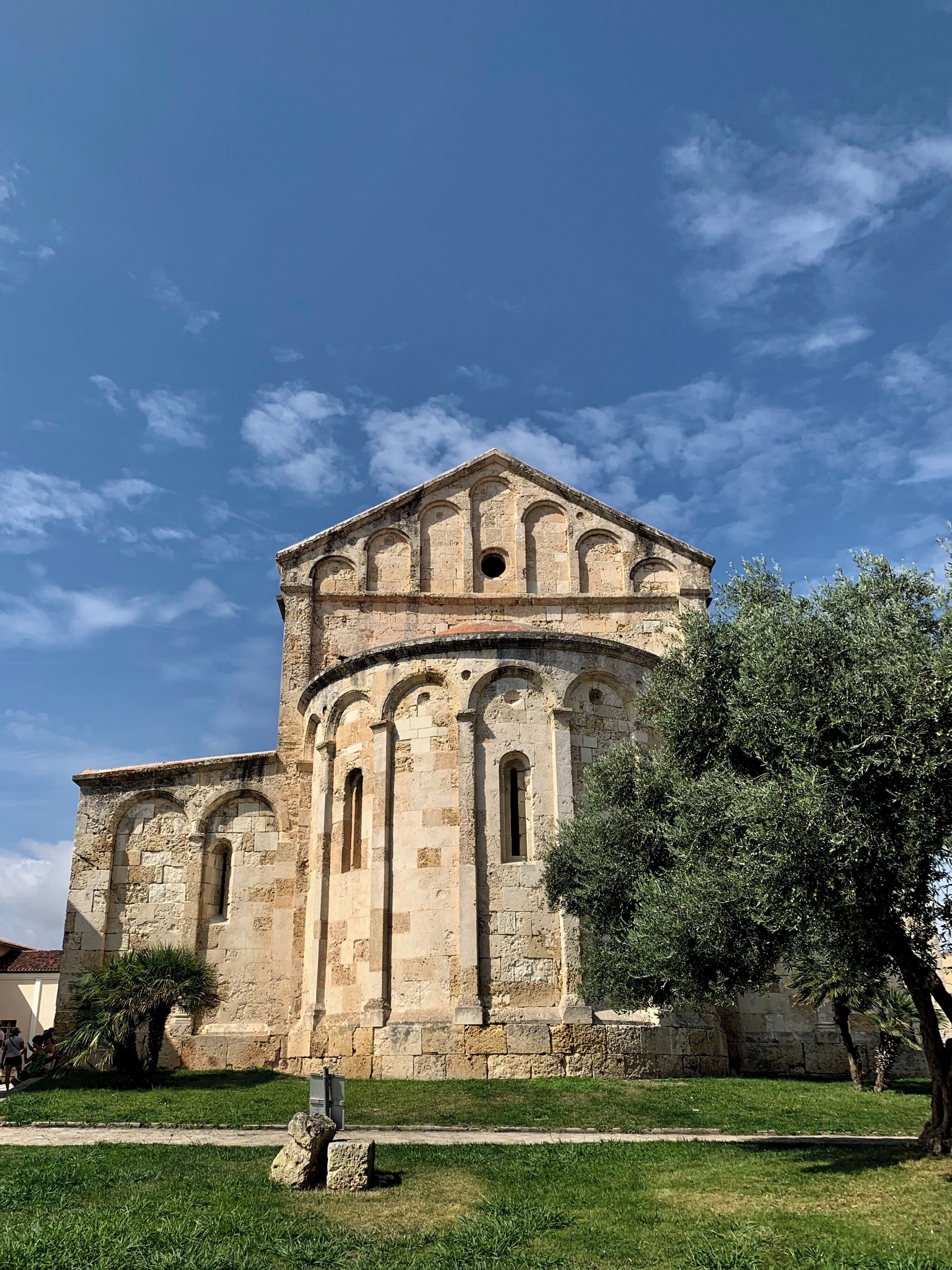 #PortoTorres #Sardinia #Sardenha #Gavino #Basilica

St. Gavino's Basilica is the largest Romanesque church in Sardinia. It is located in Porto Torres and was built between 1030 and 1080. Restoration work in the 15th century introduced Catalan-Gothic elements. The basilica is dedicated to the local holy martyrs Gavino, Proto and Gianuario whose relics are in the 17th century crypt.

A Basílica de São Gavino é a maior igreja Românica da Sardenha. Fica em Porto Torres e foi construída entre 1030 e 1080. Obras de restauração no século XV introduziram elementos catalães-góticos. A basílica é dedicada aos santos mártires locais Gavino, Proto e Gianuario cujas relíquias se encontram na cripta do século XVII.