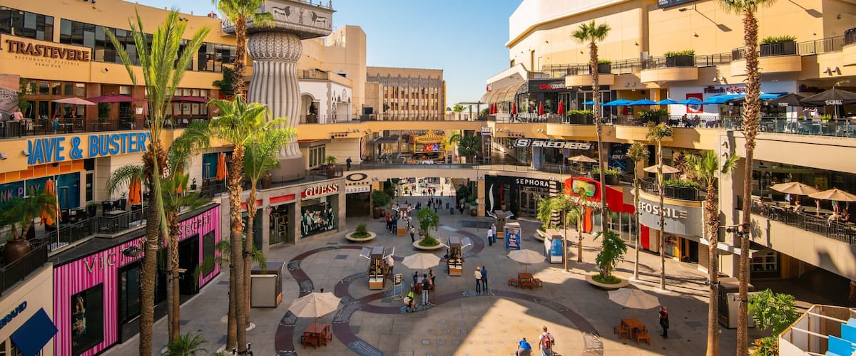 Grauman\'s Egyptian Theatre featuring shopping