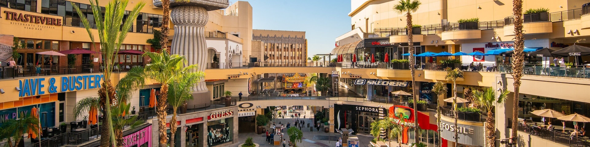 Grauman\'s Egyptian Theatre featuring shopping