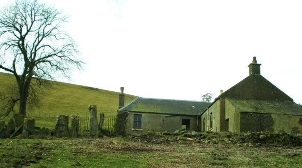 Longcote Farm shorn of trees. Most of the trees shown in the previous image 139298 taken in March 2006 have gone three years later, the one remaining being an outlier from the row previously near the farm. This picture was taken close in to the farm, whereas the previous one appears to have been taken using telephoto from the track across the shallow valley near the farm.