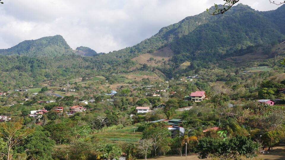 Berglandschaft von San Antonio bei Escazú in den Bergen um San José in Costa Rica