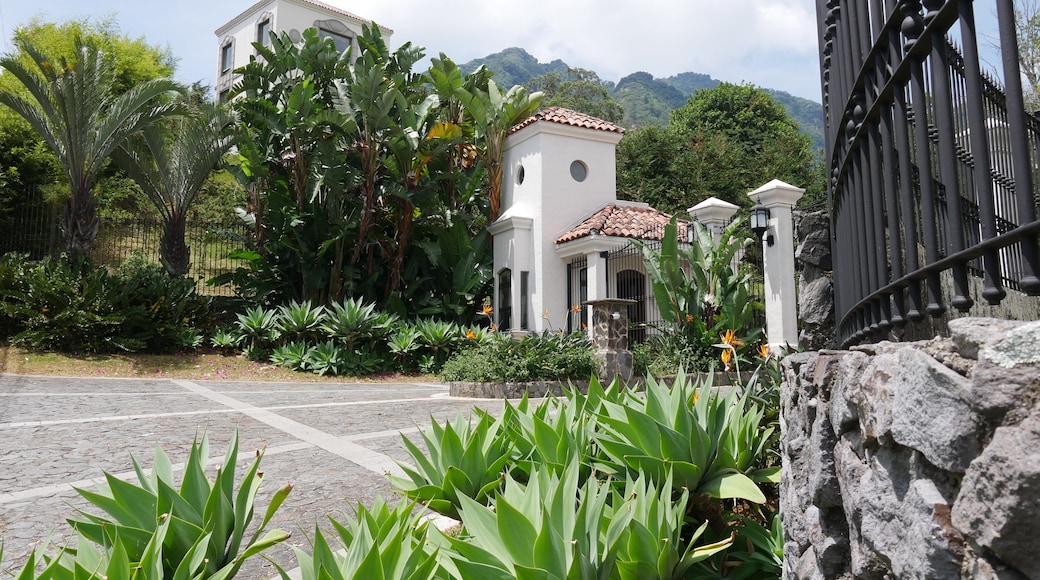 Straße mit Eingang zu Villa in San Antonia bei Escazú in Costa Rica Region San José
