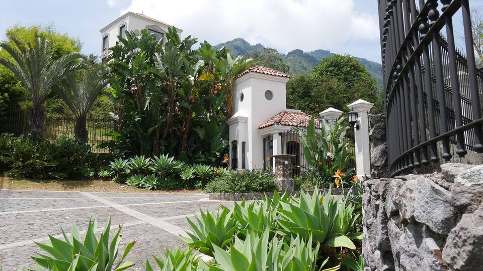 Straße mit Eingang zu Villa in San Antonia bei Escazú in Costa Rica Region San José